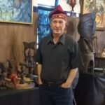 Baba toloji e suas peças de Ogun ao lado.Instituto Baba Toloji 2