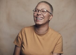 Maria Gadú comemora Dia da Mulher no festival Vozes da MPB, em Hortolândia, neste domingo (08/03)